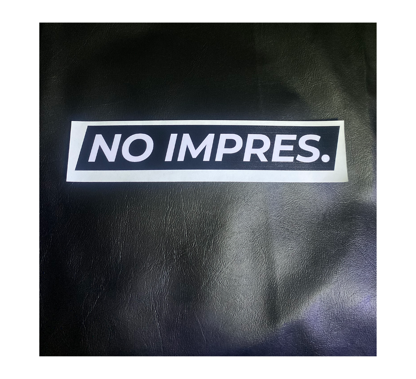 Clásico negro letras blancas